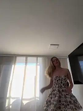 Snapshot of NicoleCut chatting on 10/29/25, 11:56 NicoleCut online show from 10/29/25, 11:56