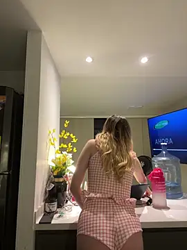 Snapshot of NicoleCut chatting on 11/02/25, 10:17 NicoleCut online show from 11/02/25, 10:17