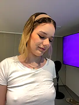 Snapshot of NicoleCut chatting on 11/05/25, 10:48 NicoleCut online show from 11/05/25, 10:48