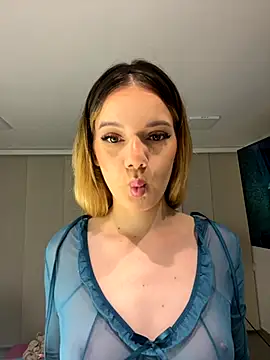 Snapshot of NicoleCut chatting on 11/06/25, 10:27 NicoleCut online show from 11/06/25, 10:27