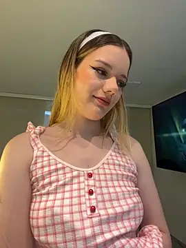 Snapshot of NicoleCut chatting on 11/08/25, 10:48 NicoleCut online show from 11/08/25, 10:48