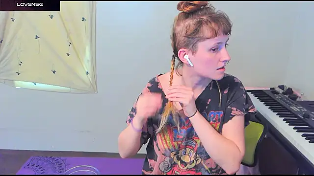 Snapshot of _hellostormy_ chatting on 04/25/26, 05:21 hellostormy online show from 04/25/26, 05:21