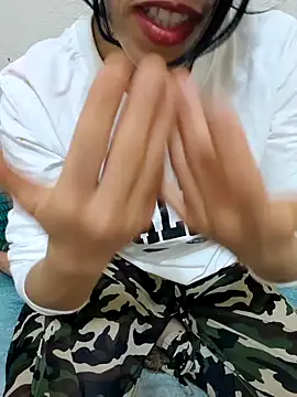 Snapshot of Linda-53 chatting on 01/08/25, 01:11 Linda-53 online show from 01/08/25, 01:11