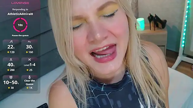 Snapshot of CrystalWoods94 chatting on 09/12/25, 01:44 CrystalWoods94 online show from 09/12/25, 01:44