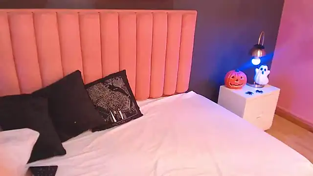 Snapshot of CrystalWoods94 chatting on 10/31/25, 01:56 CrystalWoods94 online show from 10/31/25, 01:56