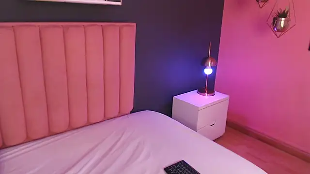 Snapshot of CrystalWoods94 chatting on 11/26/25, 01:23 CrystalWoods94 online show from 11/26/25, 01:23