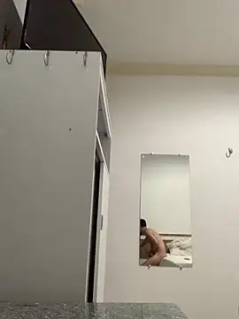 Snapshot of thguinho13 chatting on 12/17/25, 12:27 thguinho13 online show from 12/17/25, 12:27