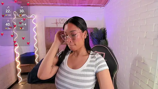 Snapshot of penelope_tay1 chatting on 10/14/25, 03:40 penelope tay1 online show from 10/14/25, 03:40