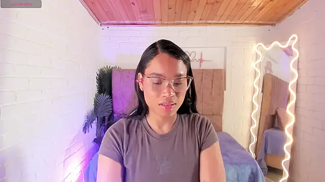 Snapshot of penelope_tay1 chatting on 11/18/25, 03:23 penelope tay1 online show from 11/18/25, 03:23