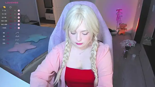 Snapshot of Amy_honey_angel chatting on 01/28/25, 12:11 Amy honey angel online show from 01/28/25, 12:11