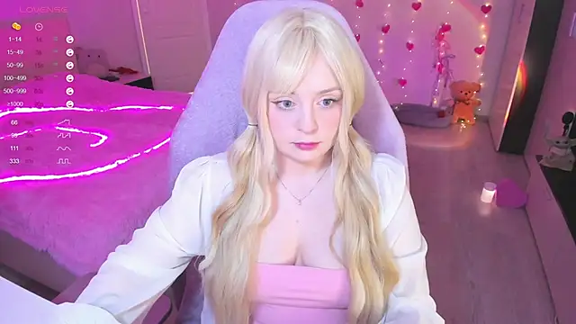Snapshot of Amy_honey_angel chatting on 03/10/25, 09:21 Amy honey angel online show from 03/10/25, 09:21