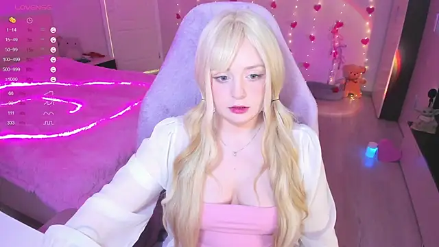 Snapshot of Amy_honey_angel chatting on 03/10/25, 12:26 Amy honey angel online show from 03/10/25, 12:26