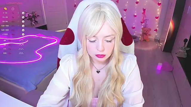 Snapshot of Amy_honey_angel chatting on 03/19/25, 12:01 Amy honey angel online show from 03/19/25, 12:01