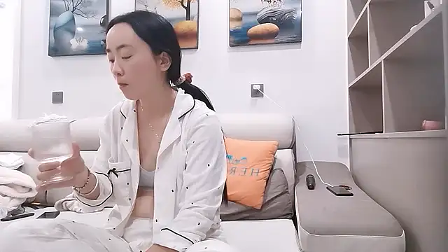 Snapshot of sasa-loves chatting on 10/20/25, 06:47 sasa-loves online show from 10/20/25, 06:47