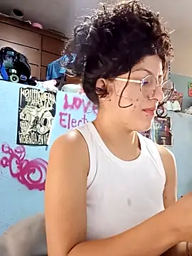 Snapshot of LoveElectra chatting on 10/11/25, 01:20 LoveElectra online show from 10/11/25, 01:20