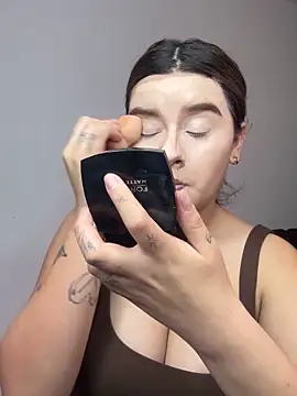 Snapshot of SaraBraun_ chatting on 12/18/25, 06:36 SaraBraun online show from 12/18/25, 06:36