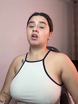 Snapshot of SaraBraun_ chatting on 12/20/25, 04:03 SaraBraun online show from 12/20/25, 04:03