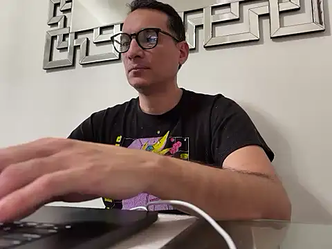 Snapshot of alex_ruiz85 chatting on 06/18/26, 06:45 alex ruiz85 online show from 06/18/26, 06:45