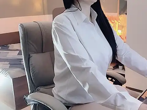 Snapshot of Eva-Public chatting on 01/16/25, 06:37 Eva-Public online show from 01/16/25, 06:37