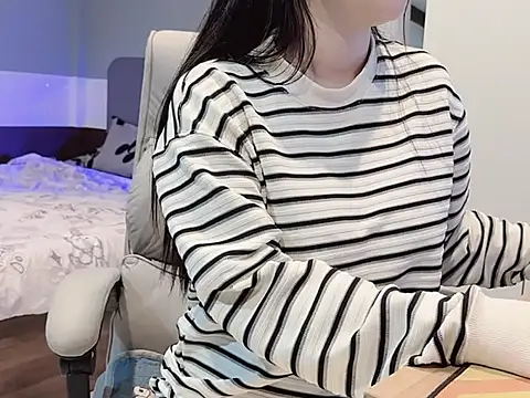 Snapshot of Eva-Public chatting on 02/28/25, 07:35 Eva-Public online show from 02/28/25, 07:35