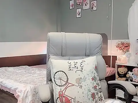 Snapshot of Eva-Public chatting on 03/19/25, 04:47 Eva-Public online show from 03/19/25, 04:47
