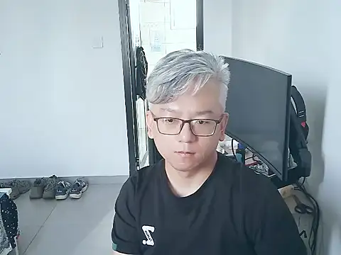 Snapshot of leoUSIR chatting on 09/11/25, 01:17 leoUSIR online show from 09/11/25, 01:17