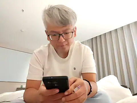 Snapshot of leoUSIR chatting on 10/25/25, 05:51 leoUSIR online show from 10/25/25, 05:51