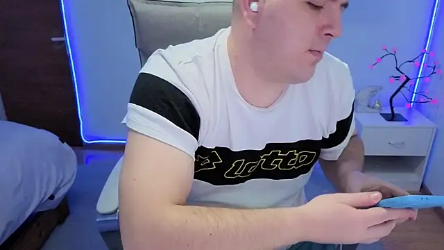 Snapshot of JasonJacks chatting on 12/15/25, 05:34 JasonJacks online show from 12/15/25, 05:34