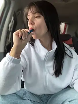 Snapshot of JulliaVegas chatting on 10/23/25, 02:11 JulliaVegas online show from 10/23/25, 02:11