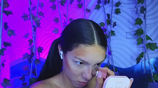 Snapshot of antonellaroux chatting on 09/17/25, 12:18 antonellaroux online show from 09/17/25, 12:18