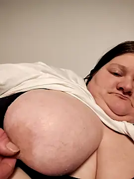 chrissybear84 online show from 02/19/25, 06:00