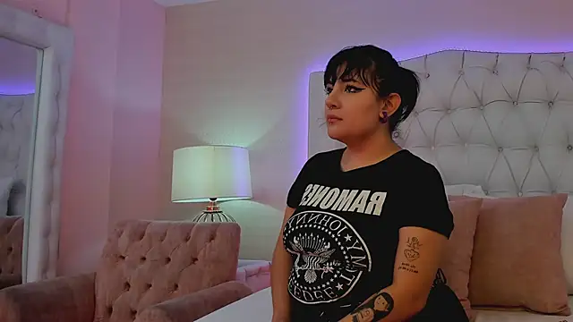 Snapshot of SophiGracee chatting on 12/27/24, 02:14 SophiGracee online show from 12/27/24, 02:14