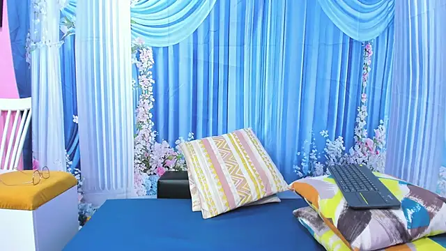 Snapshot of miss--flora chatting on 08/08/26, 12:57 miss--flora online show from 08/08/26, 12:57