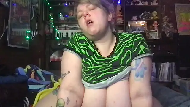 SleazeLouize online show from 12/16/25, 04:39