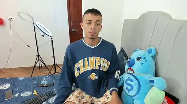 Snapshot of twink_latino5 chatting on 12/22/24, 12:39 twink latino5 online show from 12/22/24, 12:39