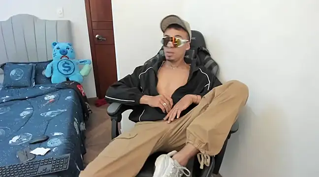 Snapshot of twink_latino5 chatting on 01/05/25, 03:32 twink latino5 online show from 01/05/25, 03:32