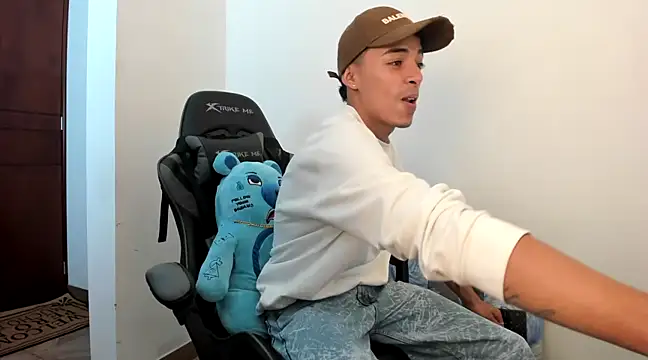 Snapshot of twink_latino5 chatting on 02/23/25, 01:57 twink latino5 online show from 02/23/25, 01:57