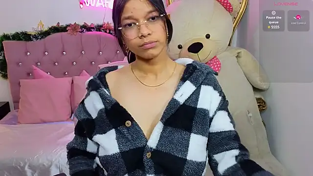 Snapshot of Emilly_tay chatting on 01/03/25, 06:01 Emilly tay online show from 01/03/25, 06:01