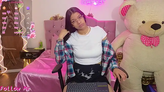 Snapshot of Emilly_tay chatting on 01/15/25, 12:04 Emilly tay online show from 01/15/25, 12:04