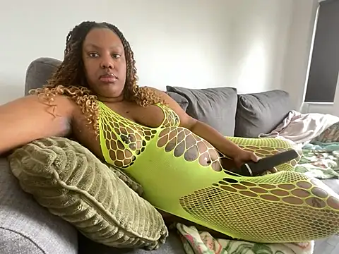 Snapshot of LavenderBuxton chatting on 02/17/25, 11:44 LavenderBuxton online show from 02/17/25, 11:44