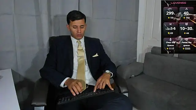 Snapshot of Hideintheoffice chatting on 10/04/25, 11:36 Hideintheoffice online show from 10/04/25, 11:36