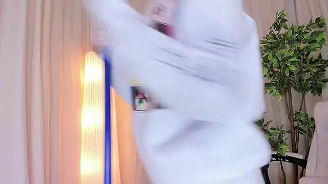 Snapshot of Maddy_bennet chatting on 02/17/25, 10:29 Maddy bennet online show from 02/17/25, 10:29