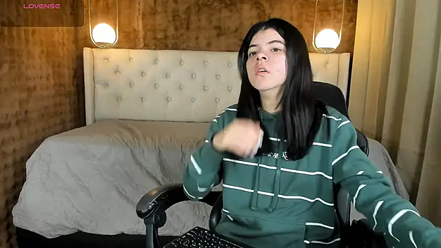 Snapshot of Maddy_bennet chatting on 03/19/25, 08:55 Maddy bennet online show from 03/19/25, 08:55