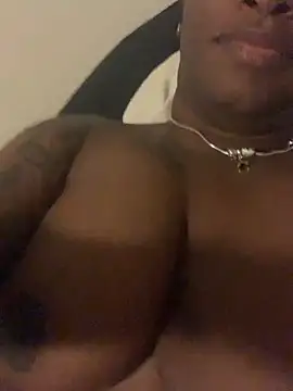 Snapshot of honeywetpussi chatting on 12/24/24, 01:38 honeywetpussi online show from 12/24/24, 01:38