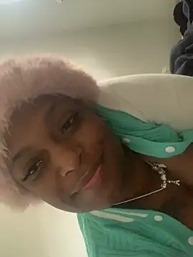 Snapshot of honeywetpussi chatting on 12/26/24, 04:14 honeywetpussi online show from 12/26/24, 04:14