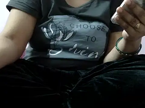 Snapshot of Housewife12 chatting on 01/12/25, 05:34 Housewife12 online show from 01/12/25, 05:34