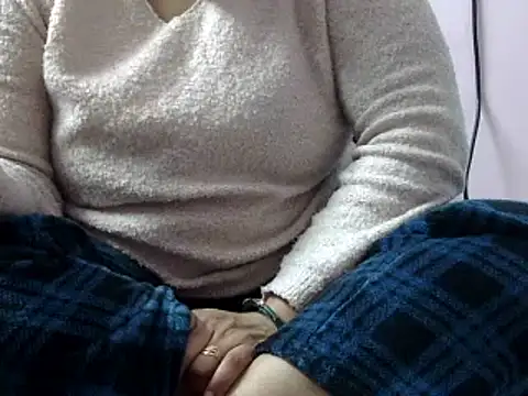 Snapshot of Housewife12 chatting on 01/19/25, 06:00 Housewife12 online show from 01/19/25, 06:00