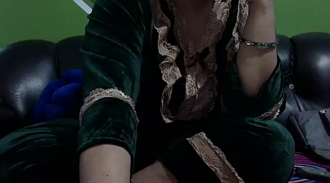 Snapshot of Housewife12 chatting on 02/08/25, 07:37 Housewife12 online show from 02/08/25, 07:37