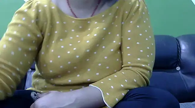 Snapshot of Housewife12 chatting on 02/19/25, 01:50 Housewife12 online show from 02/19/25, 01:50