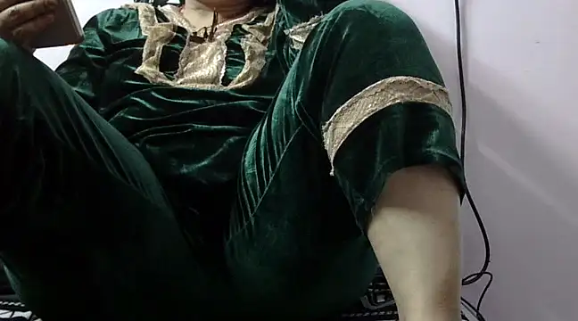 Snapshot of Housewife12 chatting on 02/28/25, 12:20 Housewife12 online show from 02/28/25, 12:20